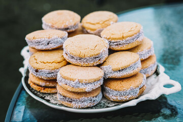 Plato lleno de alfajores de maicena rellenos de dulce de leche. Postre tipico de sudamerica