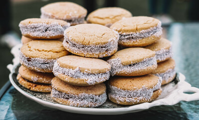 Plato lleno de alfajores de maicena rellenos de dulce de leche. Postre tipico de sudamerica