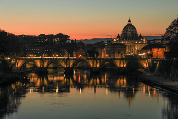 Fototapeta na wymiar Roma , lungotevere Ponte con San Pietro tramonto