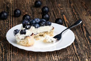 tartlet with chocolate and buttercream with blueberries