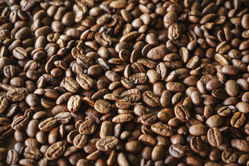 Naklejka premium Background of Roasted coffee beans with selective focus