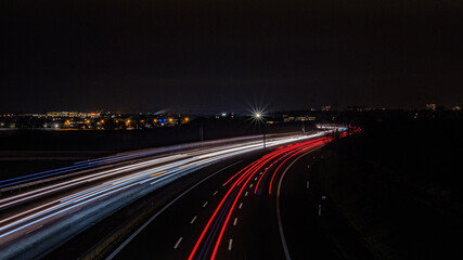 Fototapeta na wymiar Langzeitbelichtung von Autos bei Dunkelheit um Lichtspuren zu fotografieren 