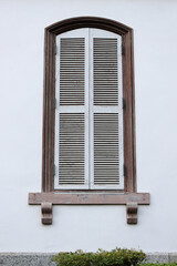 古い洋館の窓枠