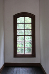 古い洋館の窓枠