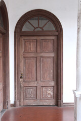 古い洋館の木製の扉