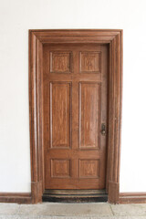古い洋館の木製の扉
