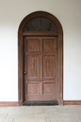古い洋館の木製の扉