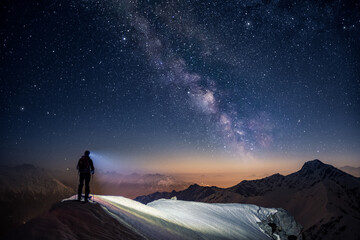 Alpinista sulla cima contempla la Via Lattea - obrazy, fototapety, plakaty