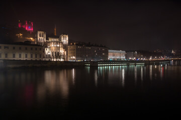 Fototapeta na wymiar bord de Saône à Lyon avec la colline de Fourvière et la cathédrale Saint-Jean la nuit