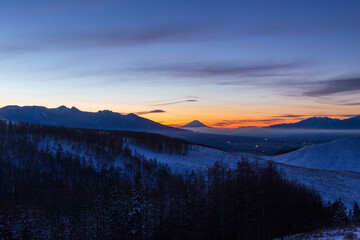 冬の霧ヶ峰高原から夜明けの富士山