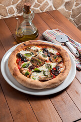 Deliziosa pizza vegetariana con melanzane e mozzarella di bufala campana, Cibo Italiano 