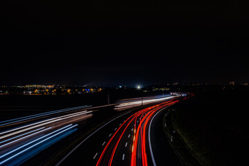 Fototapeta na wymiar Langzeitbelichtung von Autos bei Dunkelheit um Lichtspuren zu fotografieren 