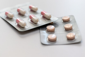 白いテーブルの上の錠剤とカプセル剤