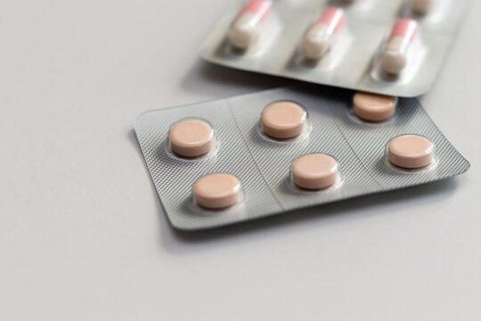 PTPシートで包装された錠剤とカプセル剤