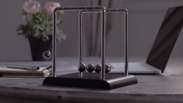 P&eacute;ndulo de bolas Newton sobre una mesa