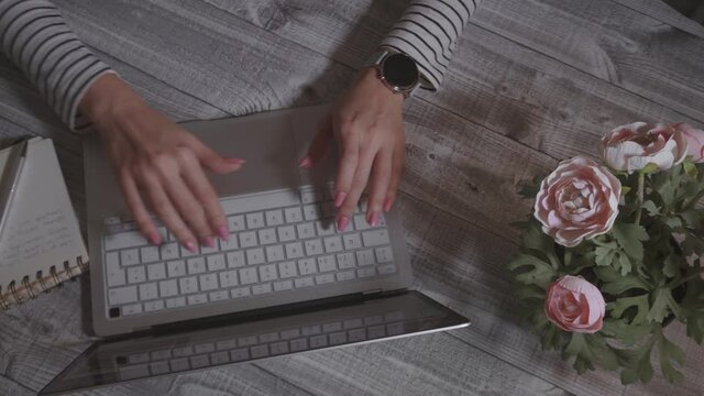 Manos de mujer tecleando en ordenador