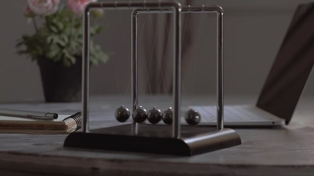 P&eacute;ndulo de bolas Newton sobre una mesa