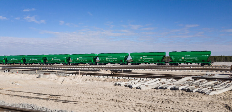 Belarus, Soligorsk 2021. Belarus potassium hopper with table salt from the largest Belarusian producers of potash fertilizers in the world. Freight wagons with potash salt