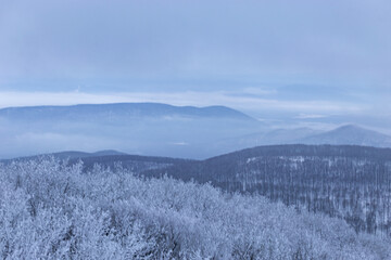 Berge im Winter unter Schnee