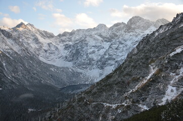 Fototapeta na wymiar Meerauge in der Hohen Tatra bei Schnee