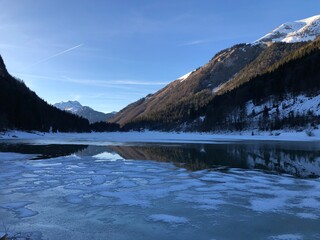 Lac gelé, montage enneigé