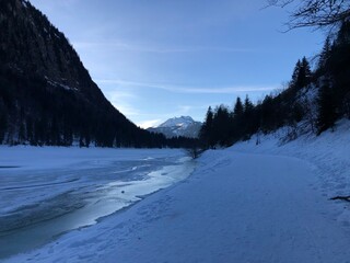 Lac gelé, montage enneigé