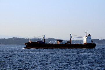 東京湾の貨物船