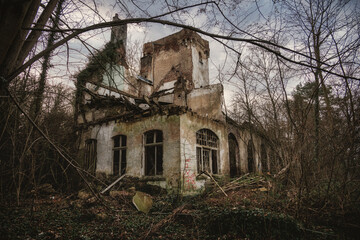 Ein Gruselschloss im Wald sorgt für Schrecken und Schauder unter den Spaziergängern und Reisenden