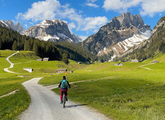 Fototapeta na wymiar Raddtour durch die Schweizer Alpen 