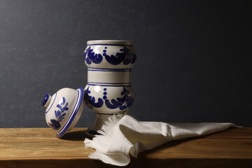 Natura morta con vaso bianco e blu in ceramica isolato su fondo scuro © Enzo Pancaldi