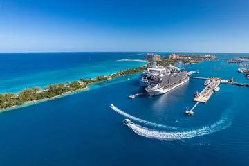 Foto op Plexiglas The drone aerial view of cruise ships in the clear blue Caribbean ocean docked in the port of Nassau, Bahamas. © yujie