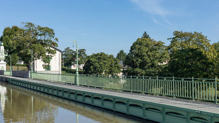 Obraz premium Ornate canal bridge with railings crossing the Loire River