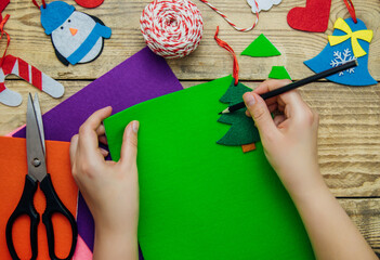 Making handmade Christmas toys from felt with your own hands. Step 1. Circle the stencil with a pencil.