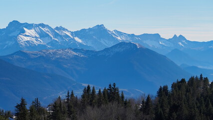 Massif alpin de Belledonne, sommets couverts de neige.