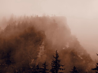 falaise dans le brouillard, ambiance lugubre