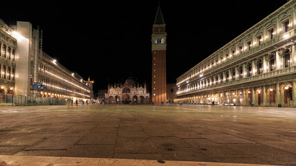 Piazza San Marco at night - obrazy, fototapety, plakaty