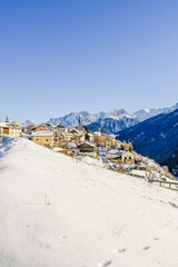 Guarda, Bergdorf, Kirche, Dorfkirche, Unterengadin, Engadin, Bergstrasse, Wanderweg, Via Engiadina, Alpen, Schweizer Berge, Graubünden, Weihnachten, Winter, Wintersport, Winterwanderweg, Schweiz