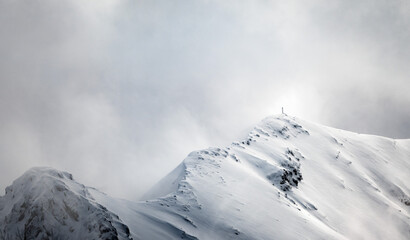 Fototapeta na wymiar panorama sulle colline e i monti innevati di campo staffi, tra lazio e abruzzo, avvolti da una fitta nebbia