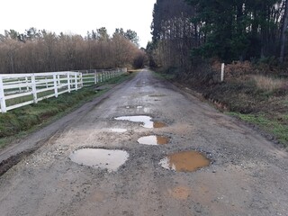 Baches y charcos en un camino de Galicia