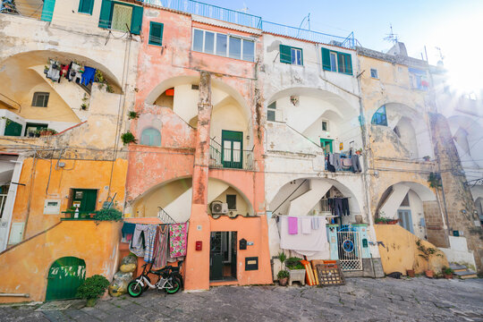 Bunte H&auml;user von Casale Vascello auf der Insel Procida im Golf von Neapel