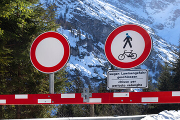 Prohibition of passage on wintry pass road with the notice: Closed due to avalanche danger -...