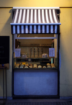 puesto en la calle con toldo de venta de empanadas y dulces 