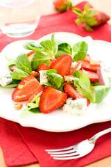 Summer salad with strawberries and gorgonzola 