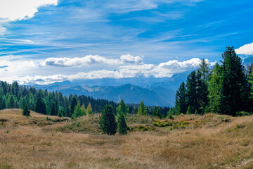 Fototapeta na wymiar Overlooking the Puez-Geisler nature park mountains in the Dolomites