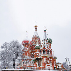 Fototapeta na wymiar St. Basil's Cathedral in a severe blizzard in Moscow, Russia