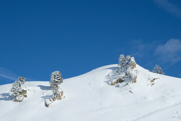 Paysage de la station de ski de Chamrousse en France ciel bleu et neige