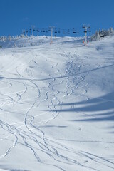 Paysage de la station de ski de Chamrousse en France ciel bleu et neige