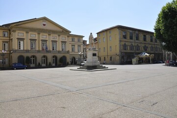 Plac we włoskim miasteczku.