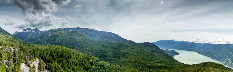 Obraz premium Panoramic view of the ocean mountain and the sea to sky highway at Squamish, BC, Canada