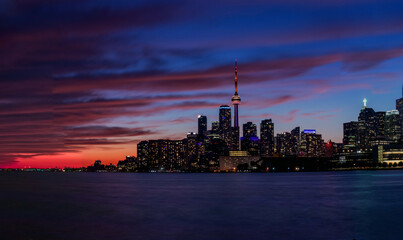 Obraz premium Panoramic view of the busy city of Toronto, after sunset from Lake Ontario, Canada
